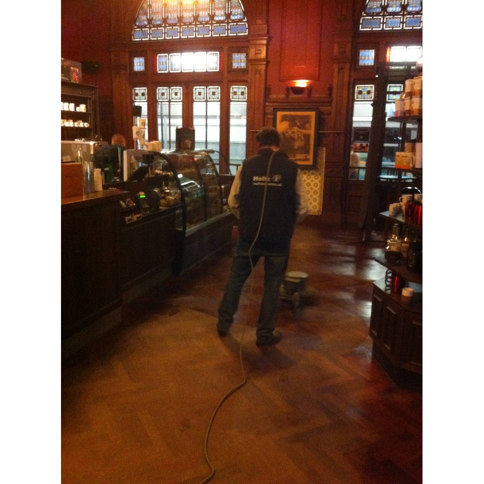 In de stationsrestauratie starbucks in Groningen afzelia visgraat onderhoud door Holtz