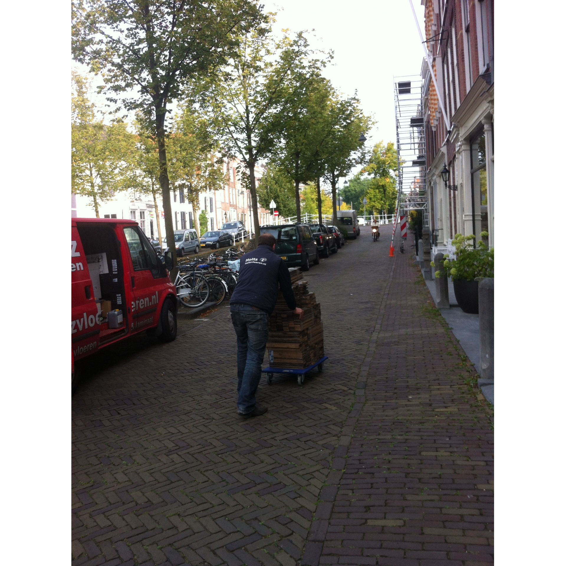 In Delft hebben wij een oude eiken parket vloer uit Frankrijk herlegd in een grachtenpand