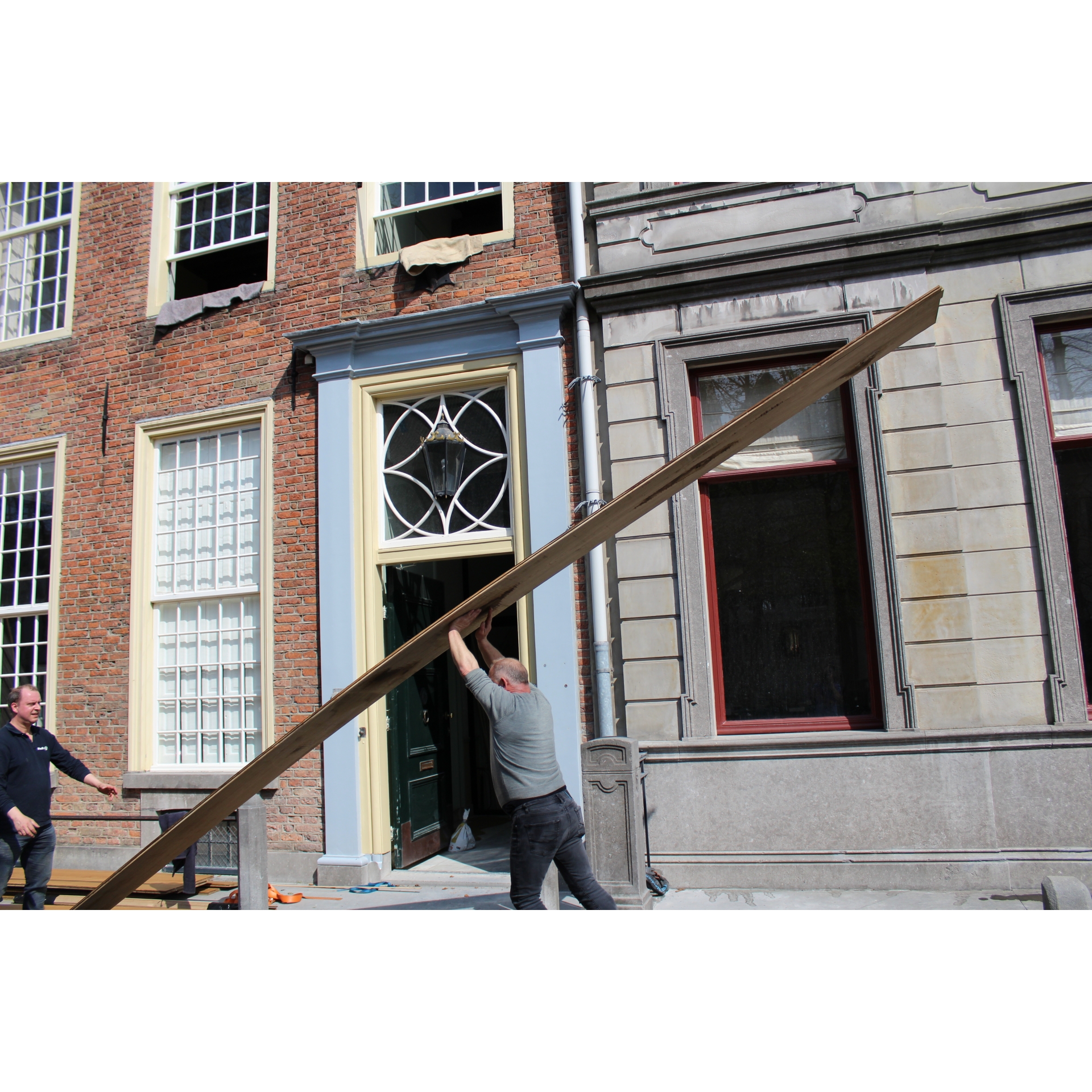 In oudste grachtenpand van Utrecht door Holtz gelegd een zeer bijzondere massieve eiken planken vloer.