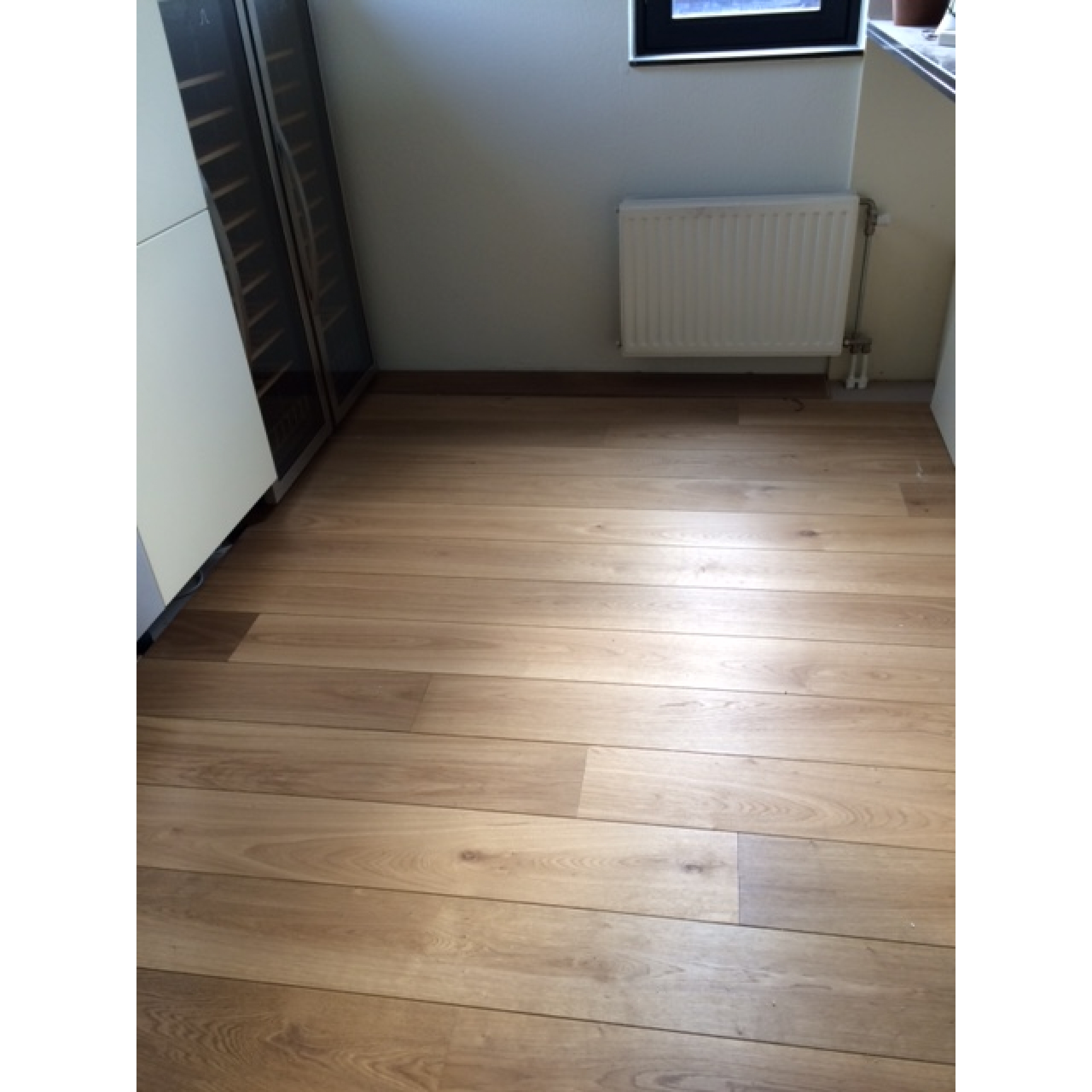 Een eiken houten vloer in de keuken gelegd in een landhuis gelegen tussen Winsum, Uithuizen en Pieterburen.