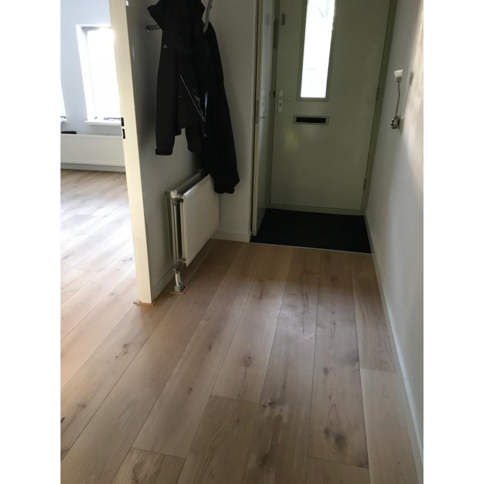 In de hal ligt de multiplank ook. Een mooie ruimte mat is altijd handig om het meeste vuil en water op te vangen.