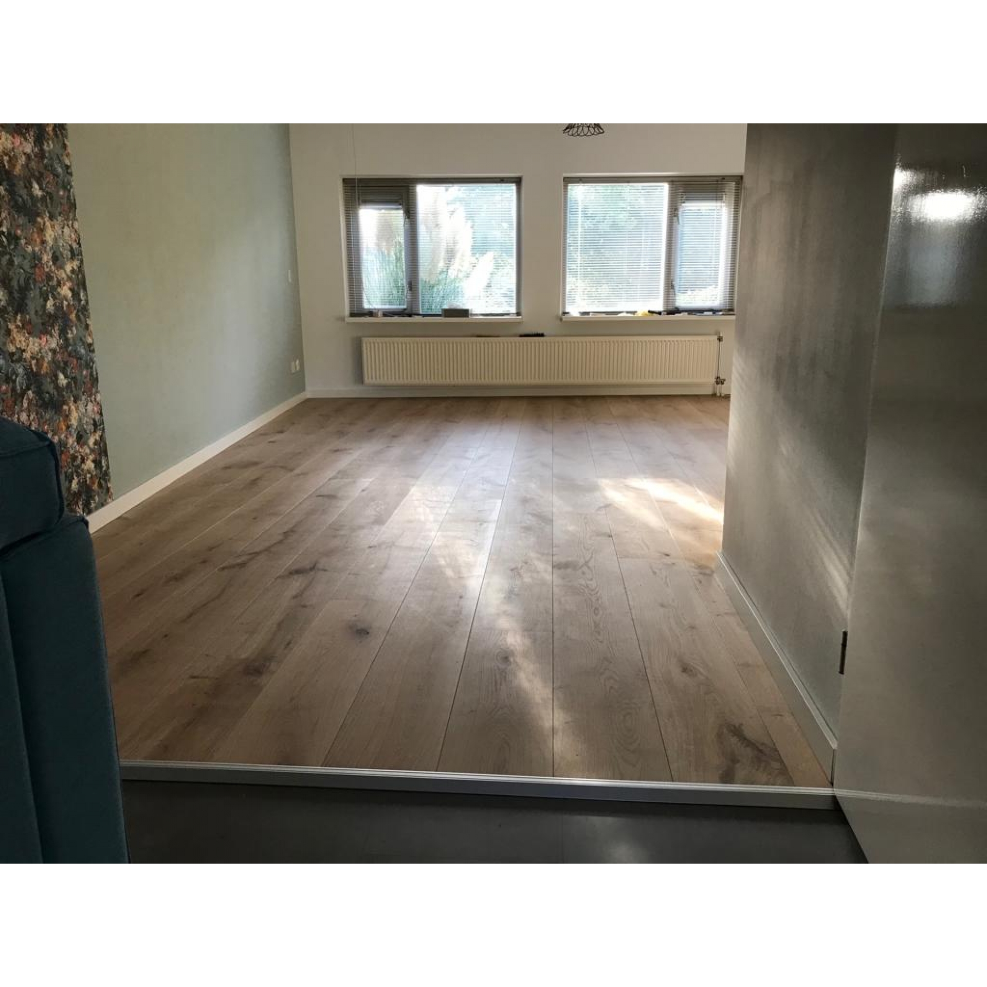 Deze vloer heeft een opstapje. De aanbouw is later geplaatst en er is een opstapje omdat een muur is weggebroken..
