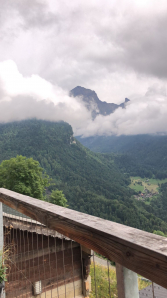 Holtz in Zwitserland monteren oude grenen planken op vloerverwarming