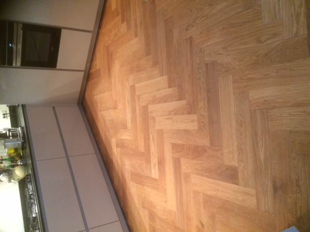 De eiken tapis is ook doorgelegd in de nieuwe keuken