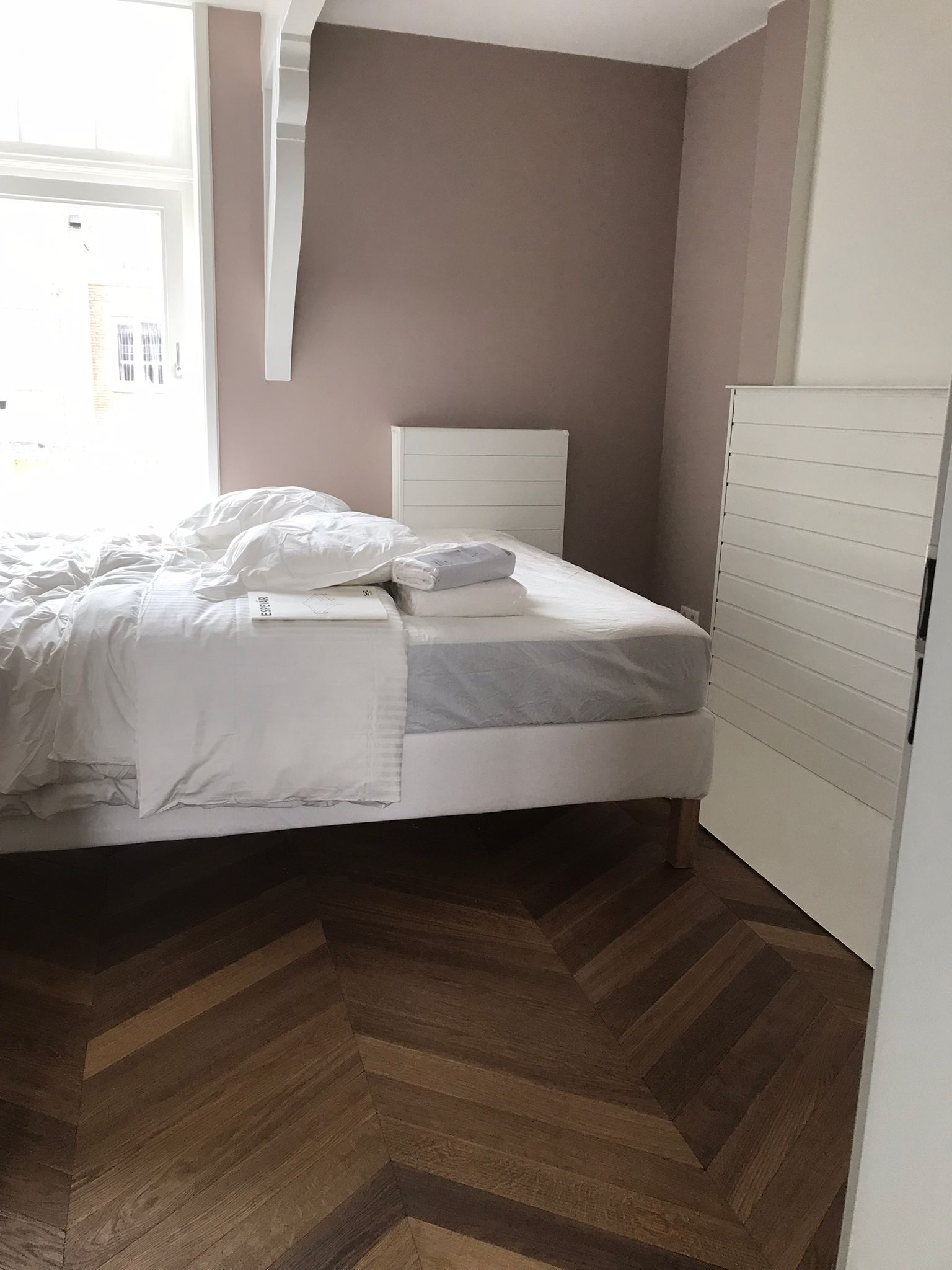 In Meppel heeft Holtz Houten vloeren een prachtige elegante eiken hongaarse punt gelegd. De kleur is diep gerookt naturel.