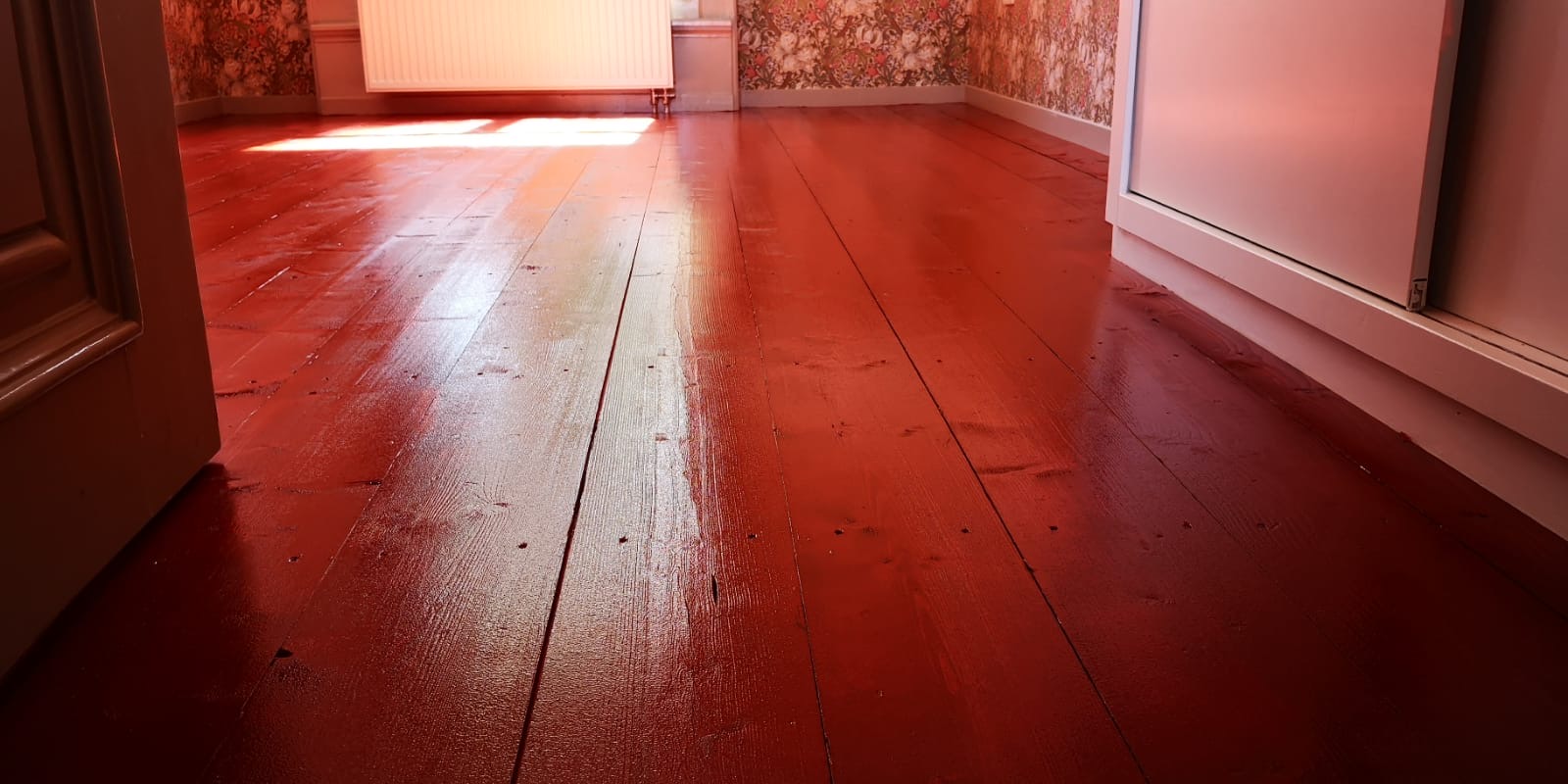 Over de hele benedenverdieping hebben wij de grenen houten vloer gelegd.