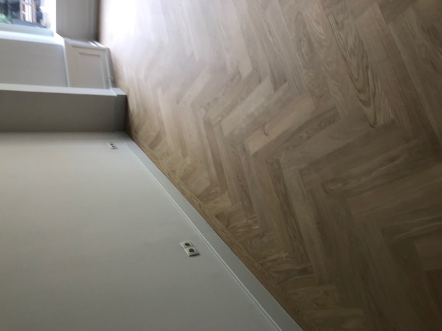 Grote eiken visgraat vloer gelegd in Eelde, Groningen