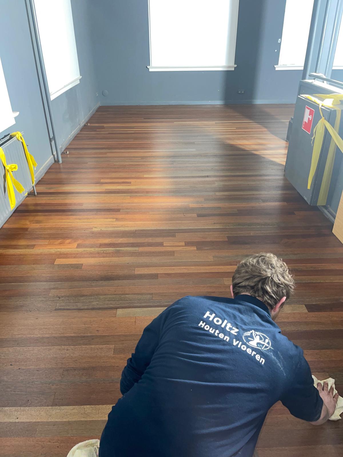 Er is 2 componenten olie aangebracht in verband met de droogsnelheid