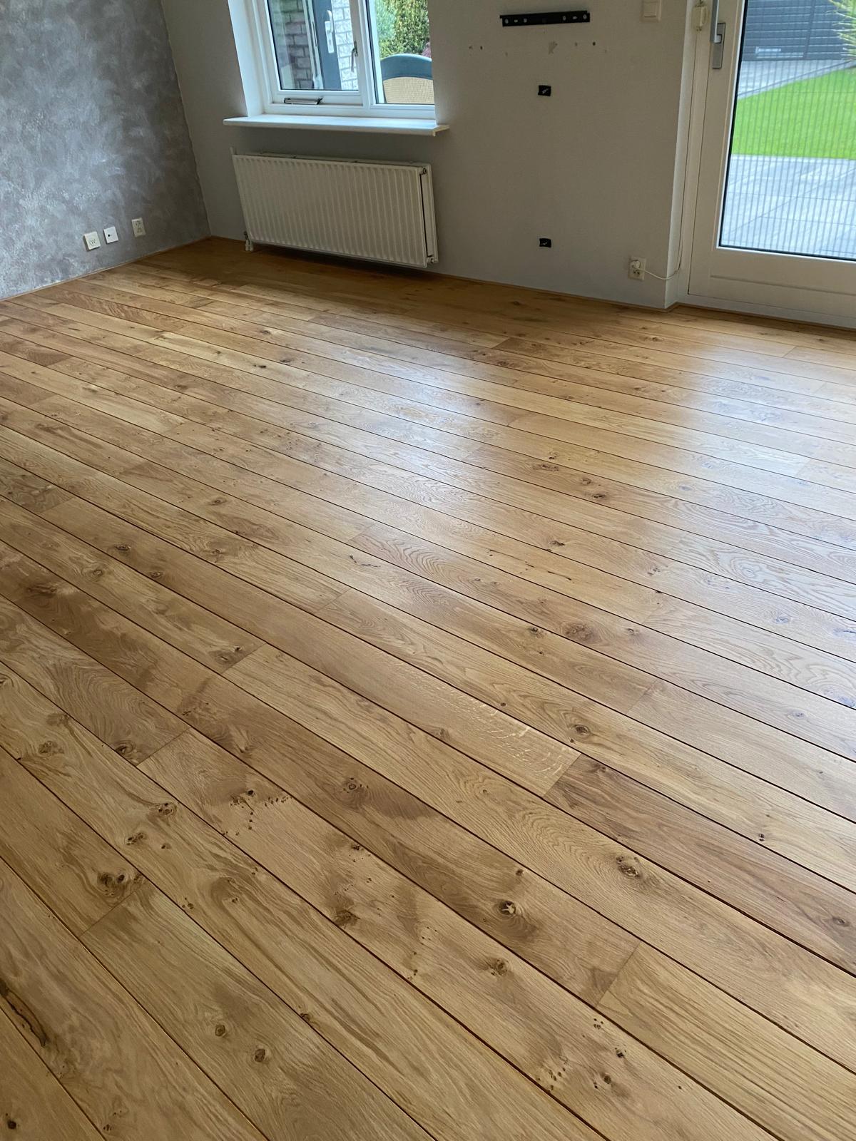 Eiken planken vloer met toplaag eiken gelakt, gemonteerd door Holtz Houten Vloeren in Assen