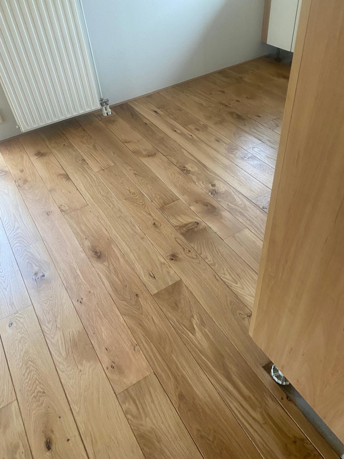 De vloer is gelakt en is daardoor makkelijk in het onderhoud.