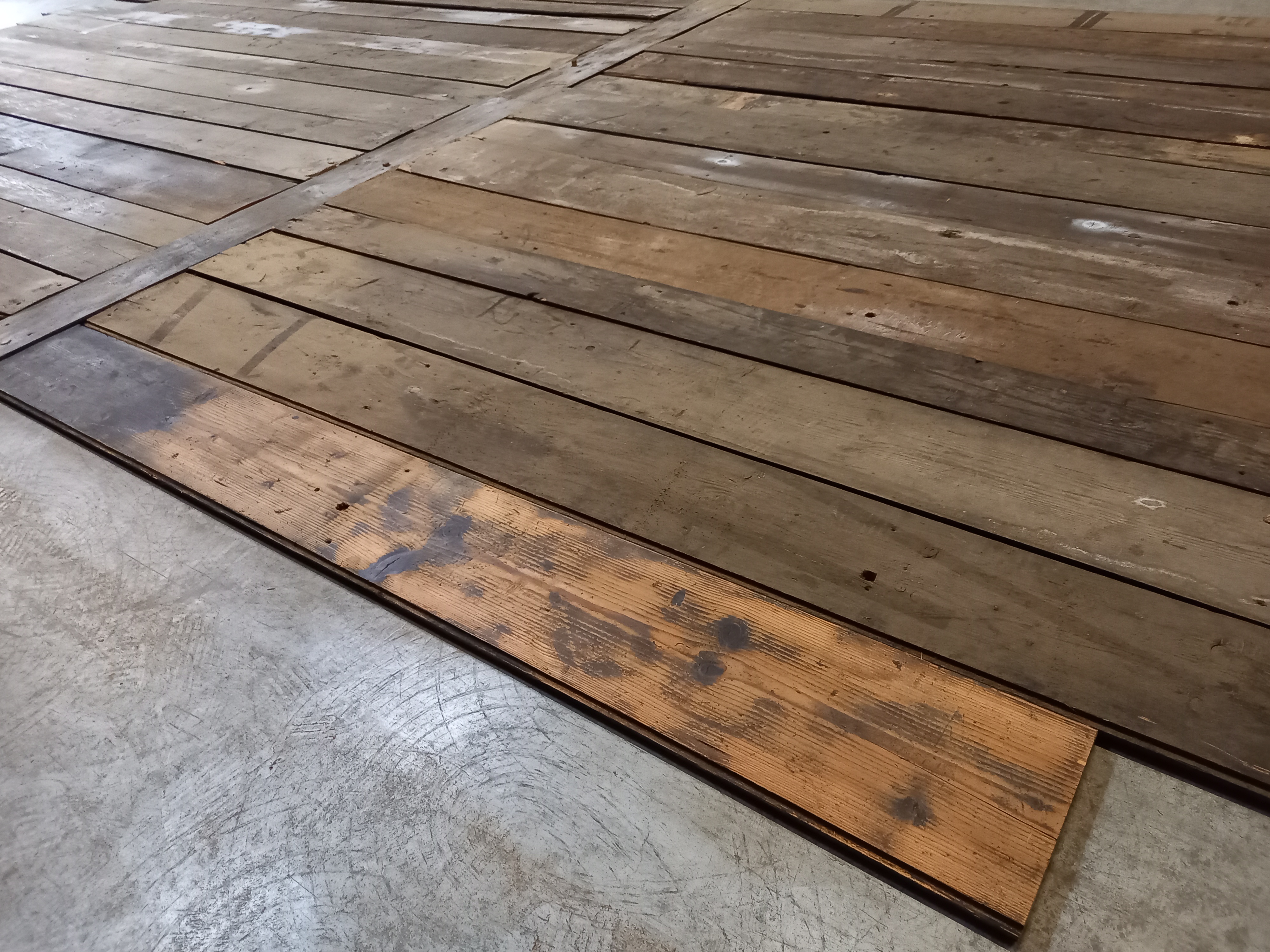 De planken zijn door de klant uitgezocht bij Jonkers oude antiek materialen. De planken zijn daar uitgelegd.