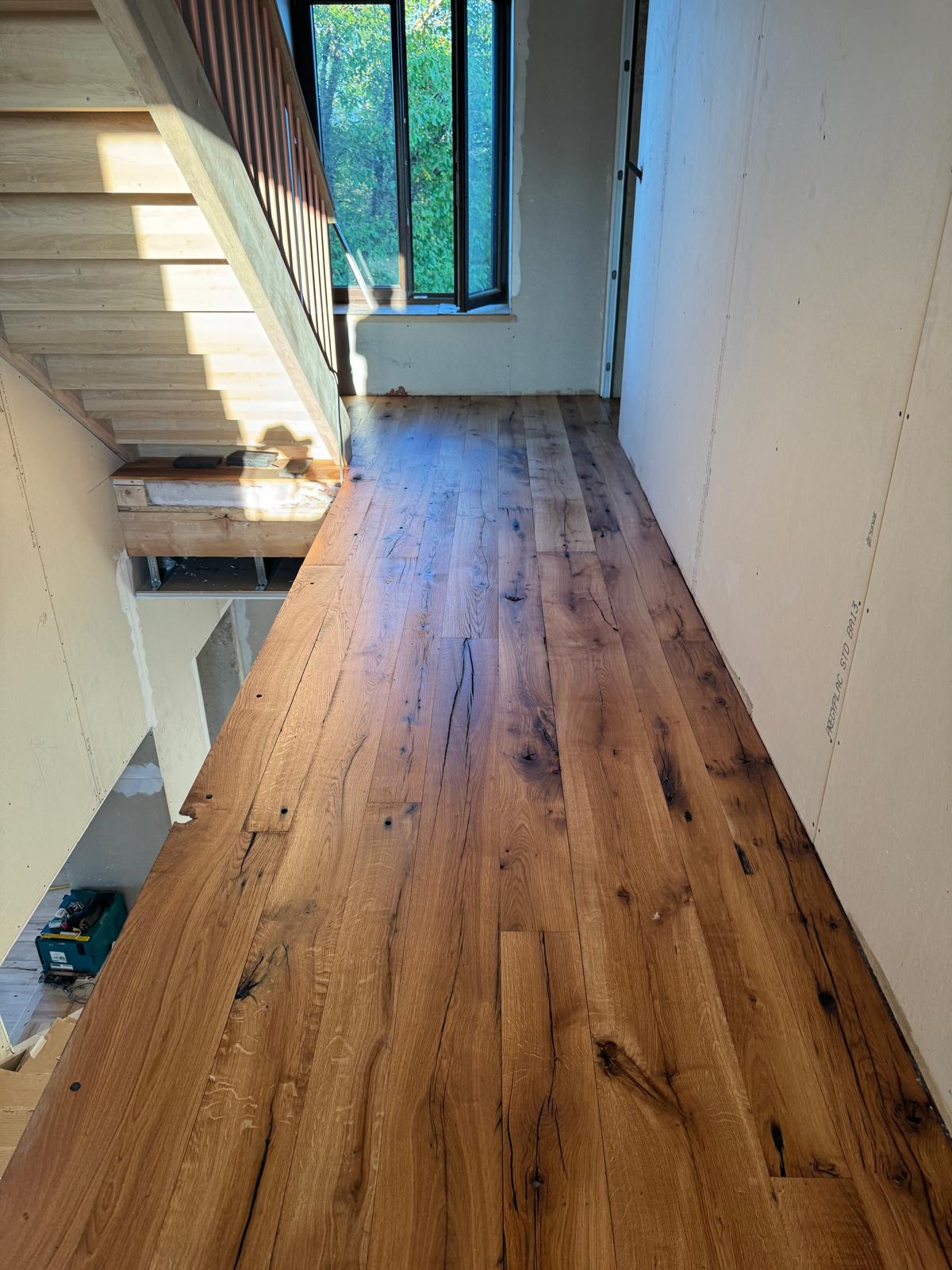 Op de verdieping en overlopen zijn de wagondelen ook doorgelegd.