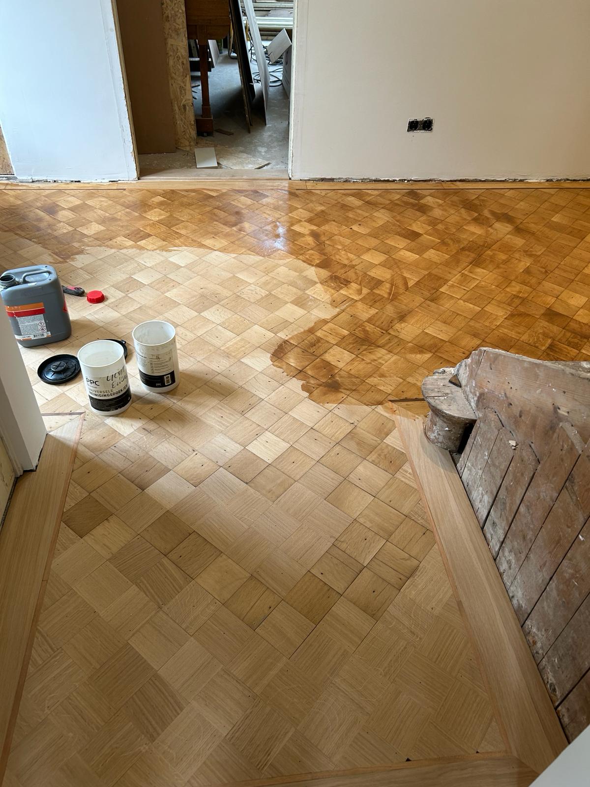 Teak vloer visgraat en reparatie blokmotief eiken quartiers in Hilversum
