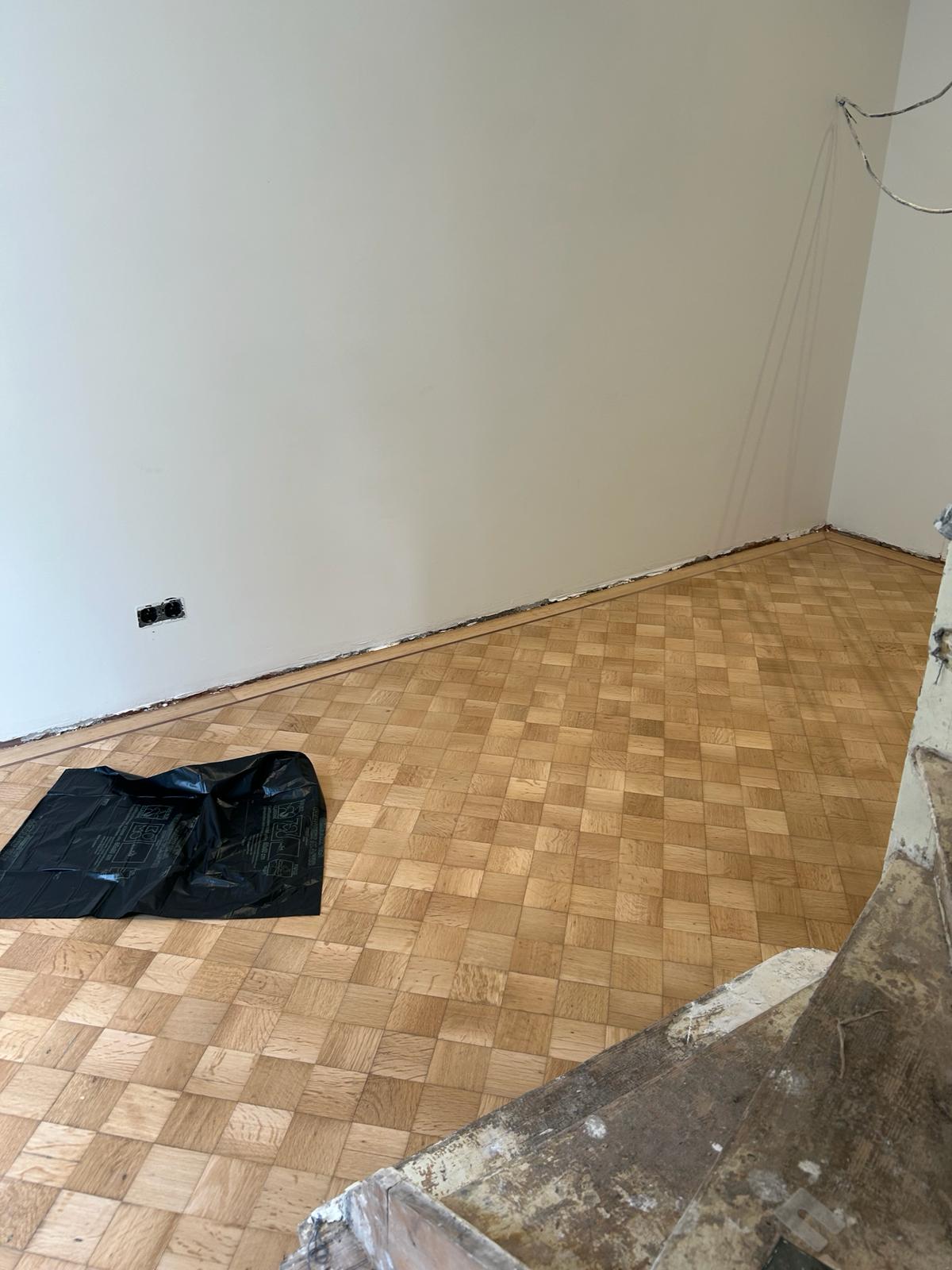 Teak vloer visgraat en reparatie blokmotief eiken quartiers in Hilversum