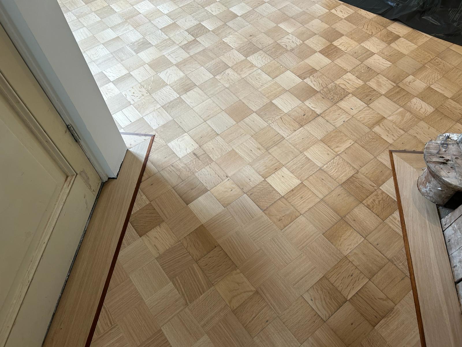 Teak vloer visgraat en reparatie blokmotief eiken quartiers in Hilversum