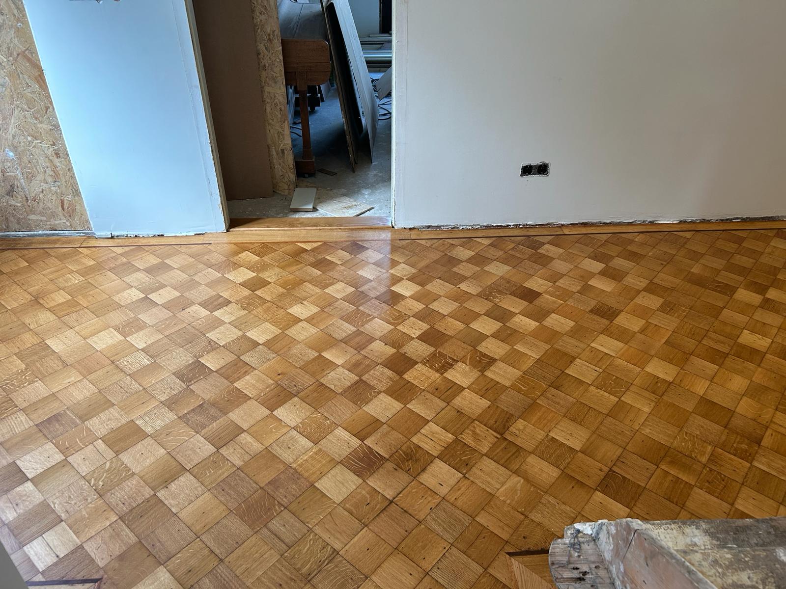 Teak vloer visgraat en reparatie blokmotief eiken quartiers in Hilversum