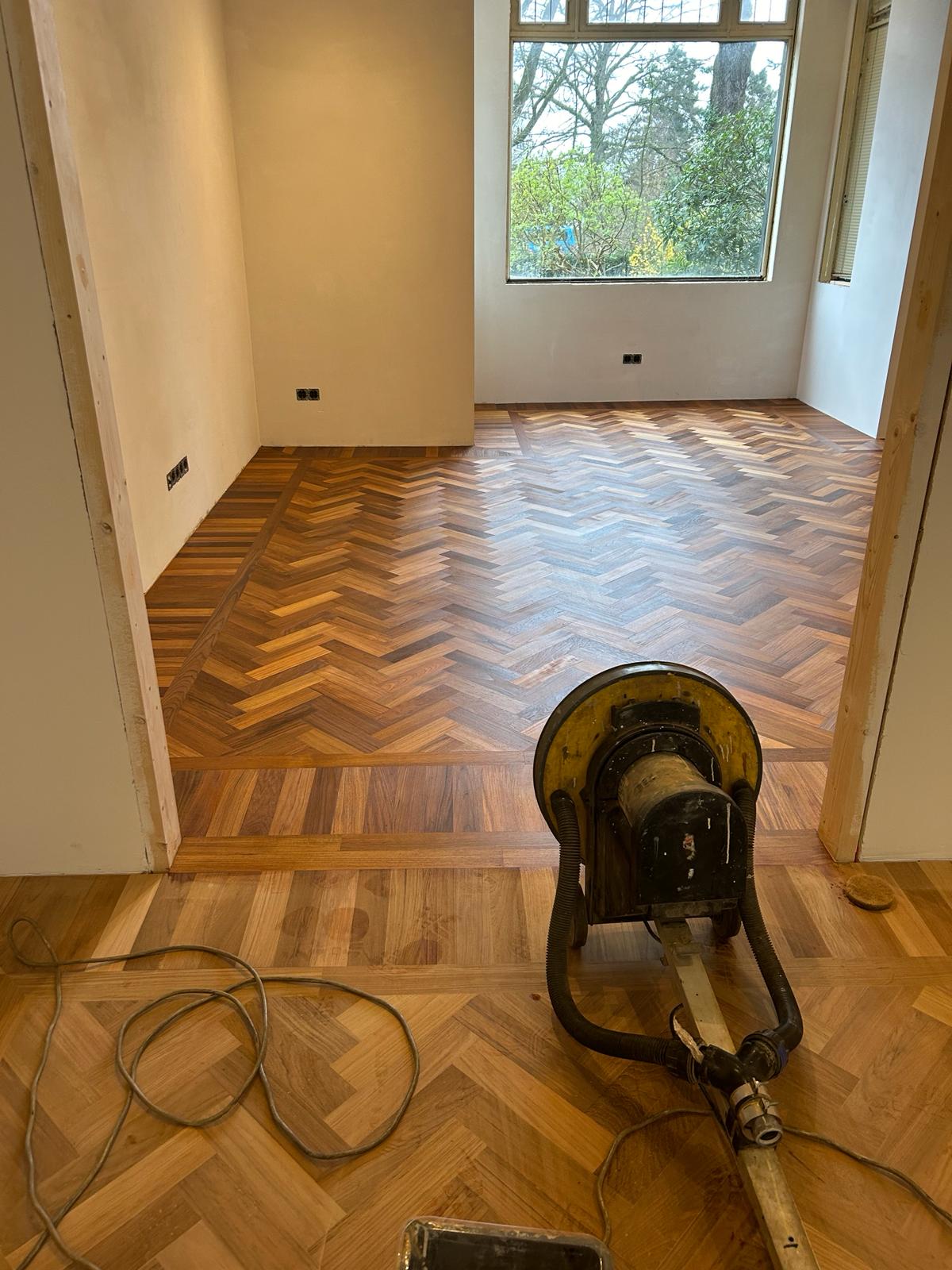 Teak vloer visgraat en reparatie blokmotief eiken quartiers in Hilversum