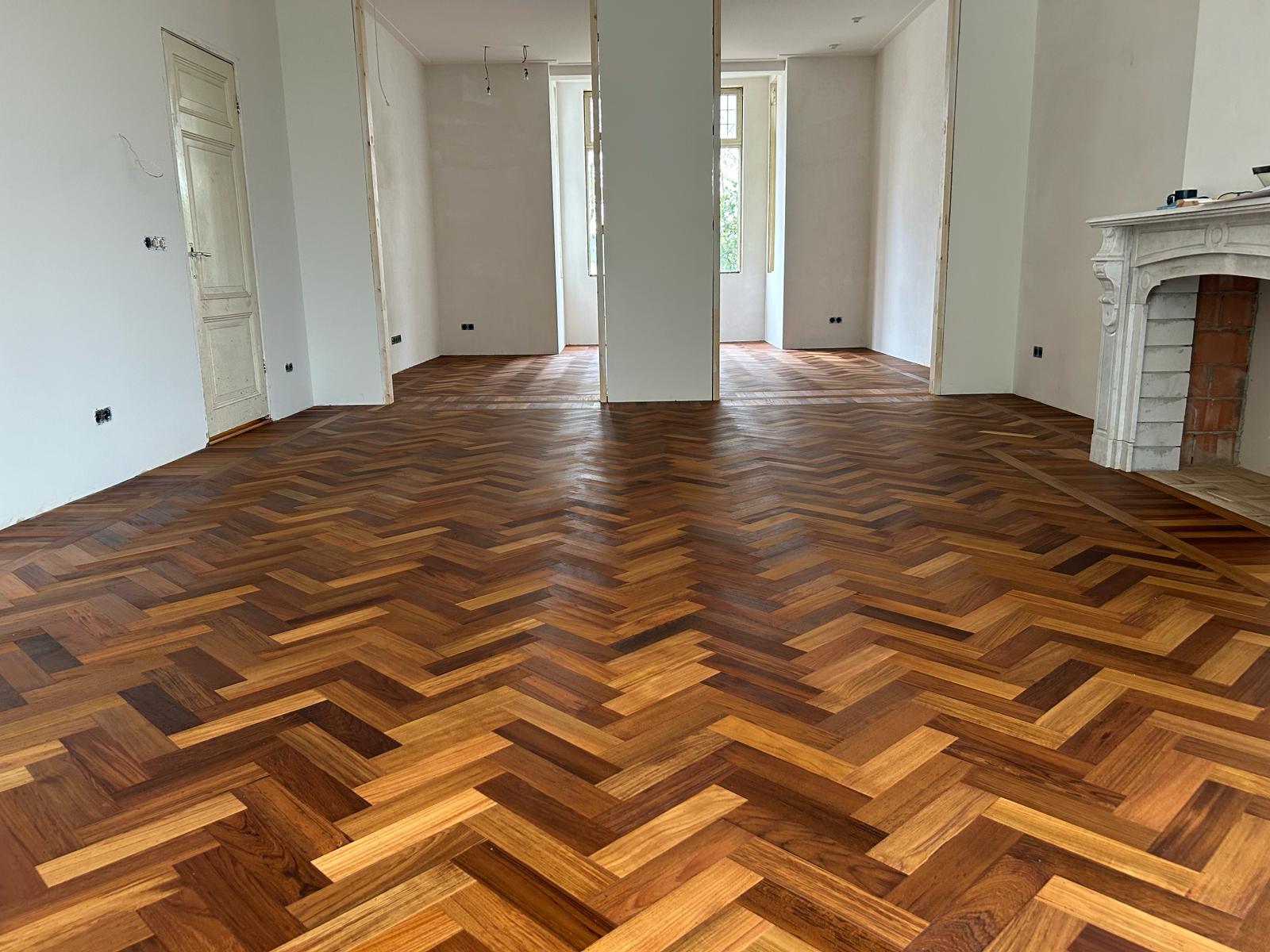 Teak visgraat vloer gelegd in Hilversum