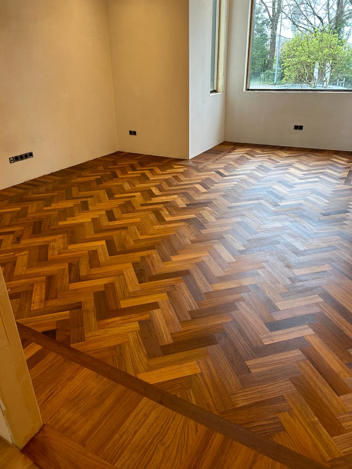 Teak visgraat vloer gelegd in Hilversum