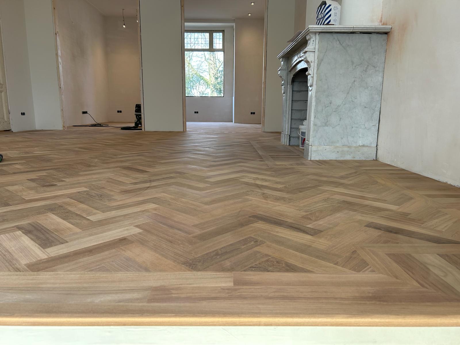 Teak visgraat vloer gelegd in Hilversum