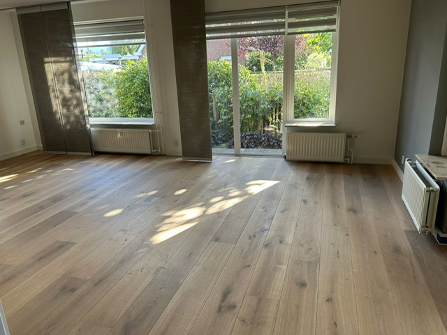 In Wildervank bij Veendam heeft Holtz Houten Vloeren een duoplank eiken gelegd.