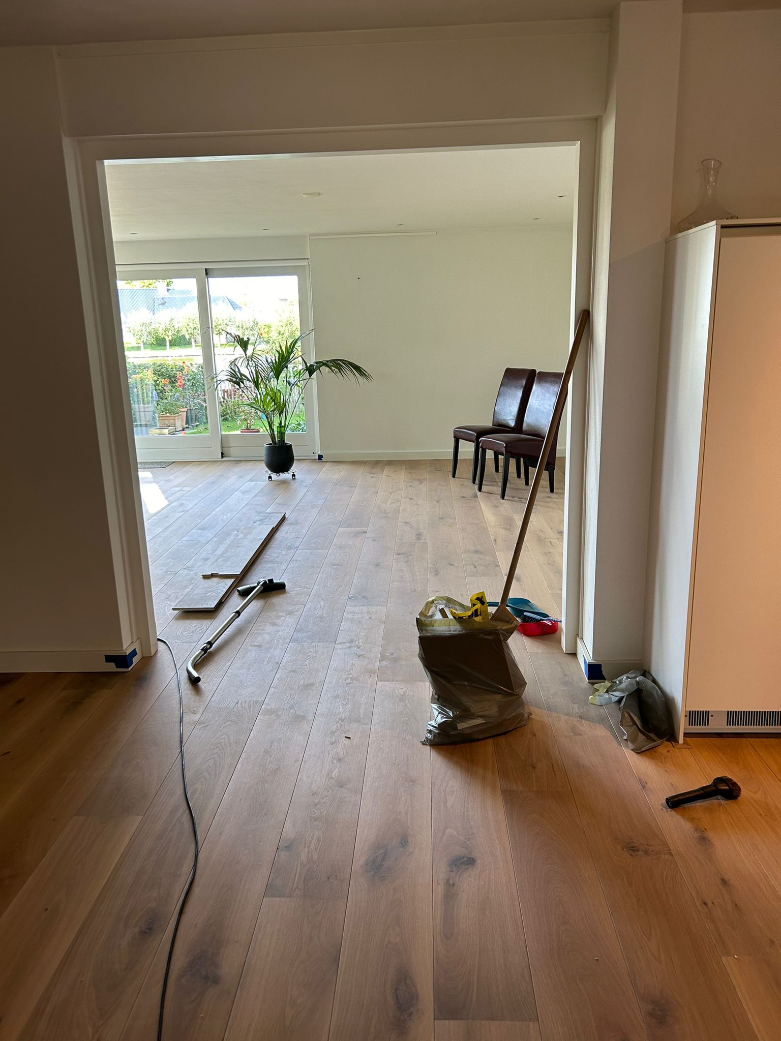 De vloer is net gelegd door Holtz in de woning in Wildervank. Nu nog even opruimen en klaar!