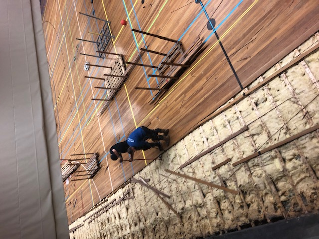 In de enorme gymzaal in Emmen wordt door Holtz de Kroeiing parketvloer gesloopt. 