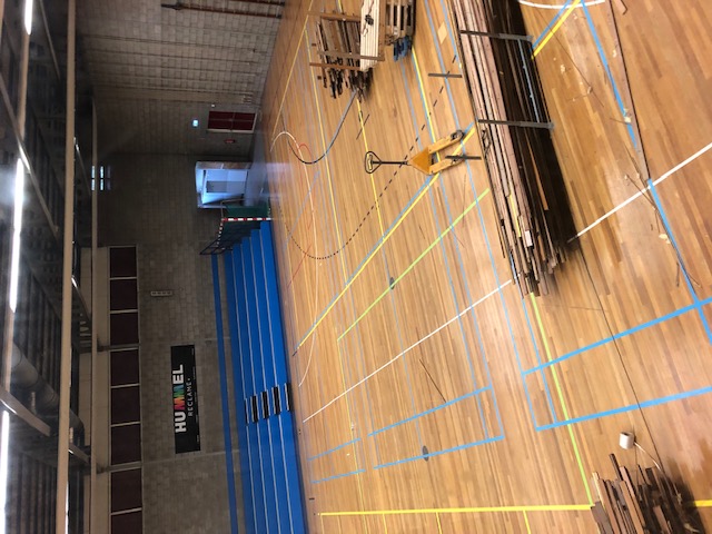 Het kroeiing vloer hout is prima om hergebruikt te worden.