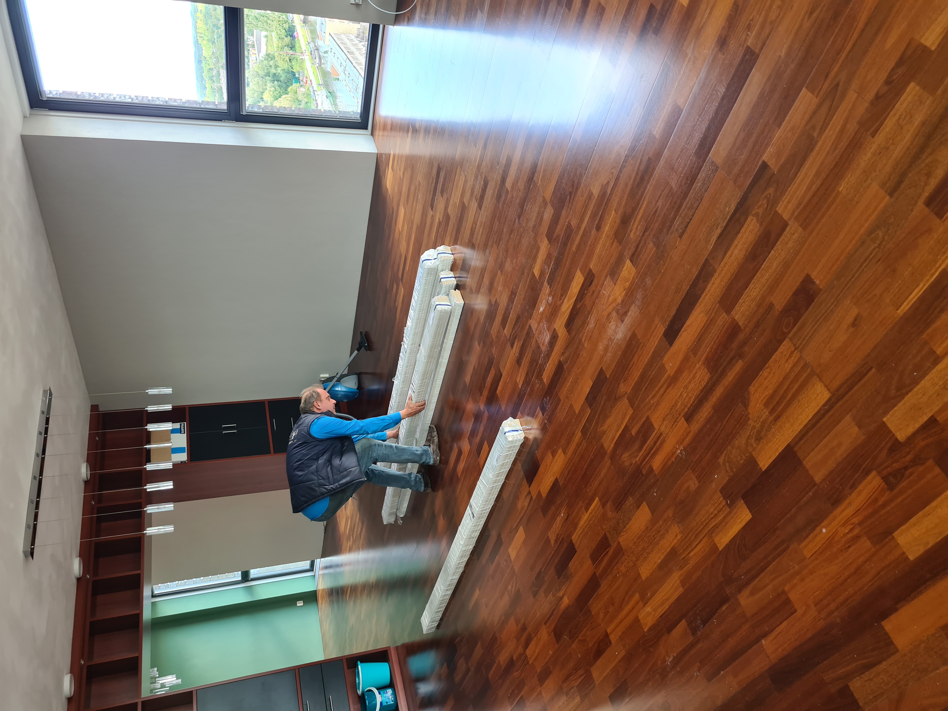 Ook worden er nieuwe opstaande mdf plinten geplaast door het gehele appartement in Groningen