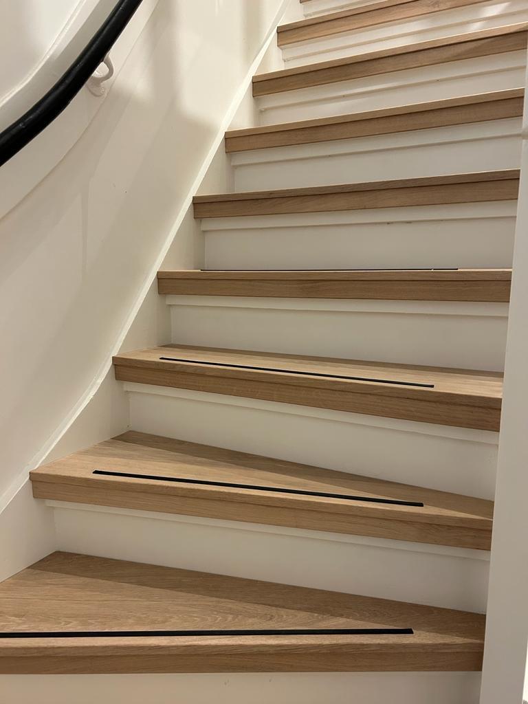 als de panelen zijn geplaatst dan kunnen de antislip-rubbers ingefreesd worden.
