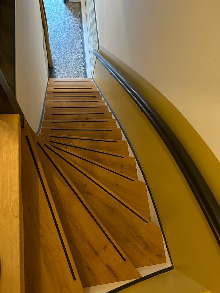 Traptrede renovatie met eiken overzettreden met naturelle olie afgewerkt.