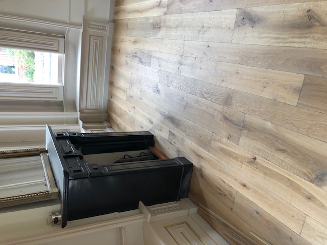 Massieve eiken planken in drie verschillende breedtes gelegd in een prachtig jaren 30 woning in Uithuizen, Noord Groningen.