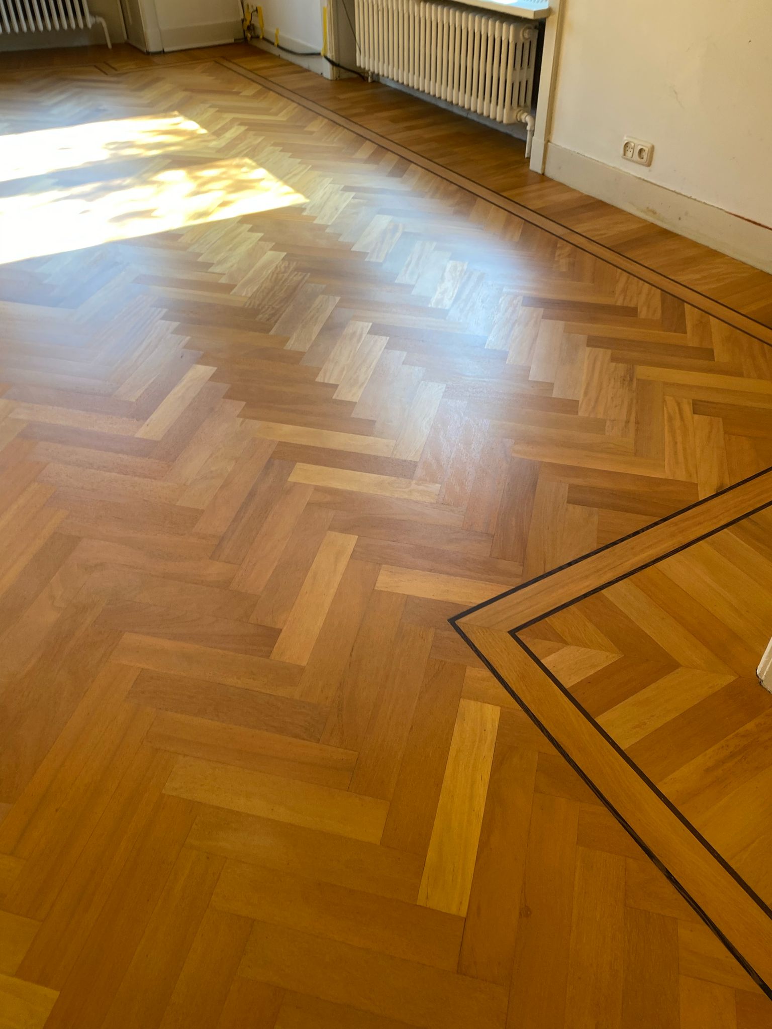 Na de renovatie van de visgraat vloer lijkt de vloer weer als nieuw