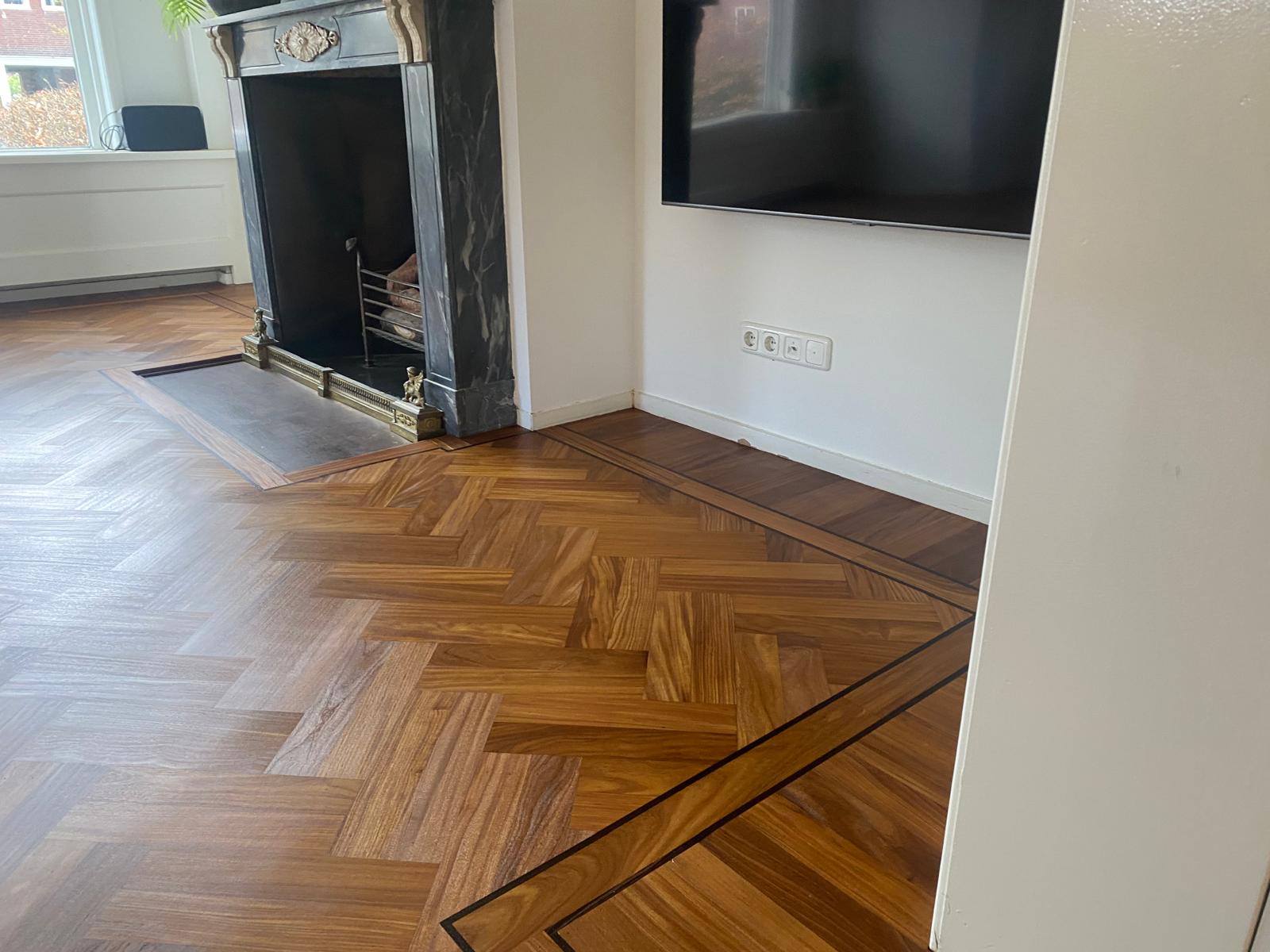 In de sfeervolle woning is een schouw aanwezig waar heel netjes omheen is gelegd