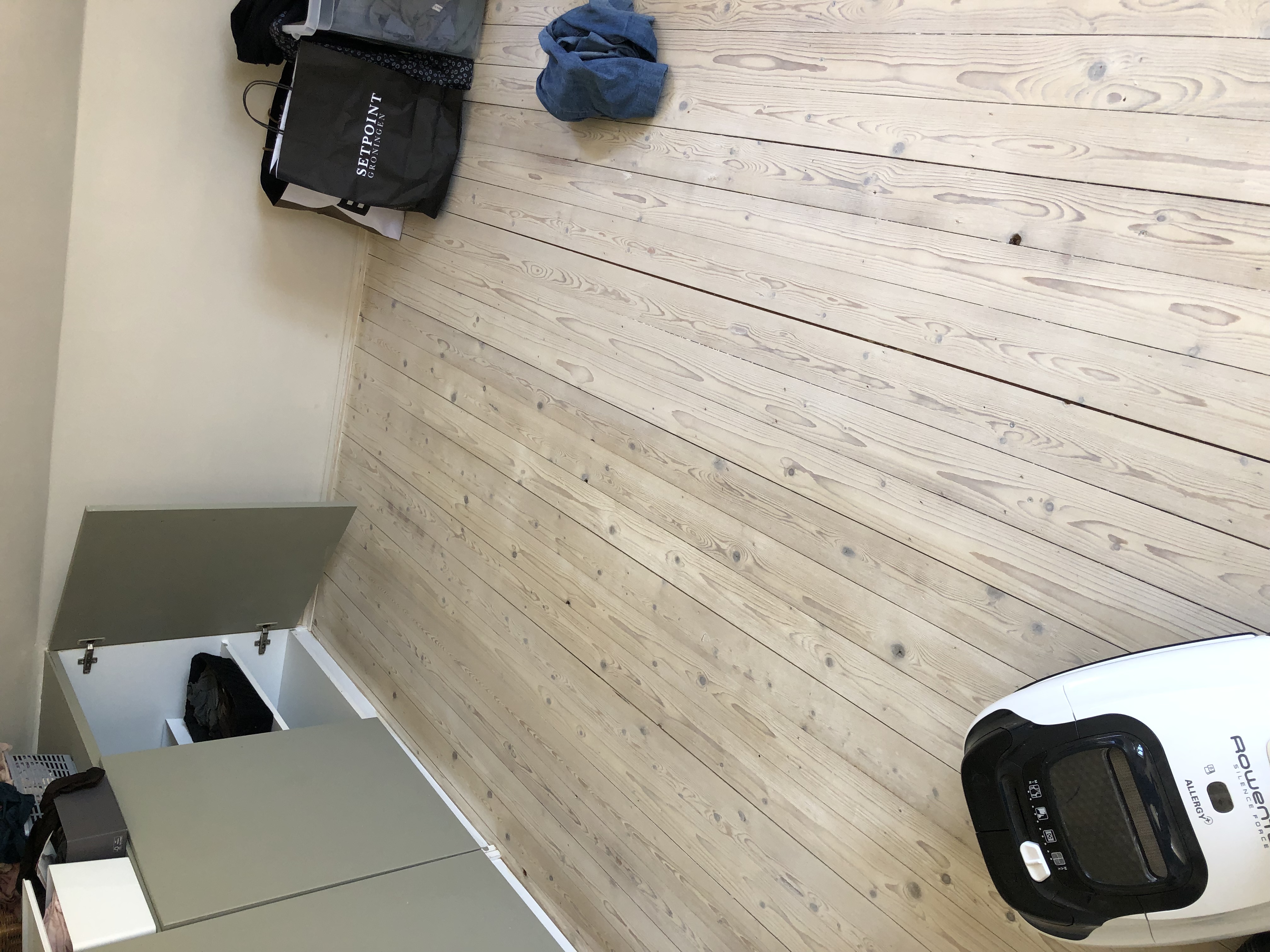Oude grenen constructie vloer geschuurd, geloogd en woca wit geolied. Vloerrenovatie!