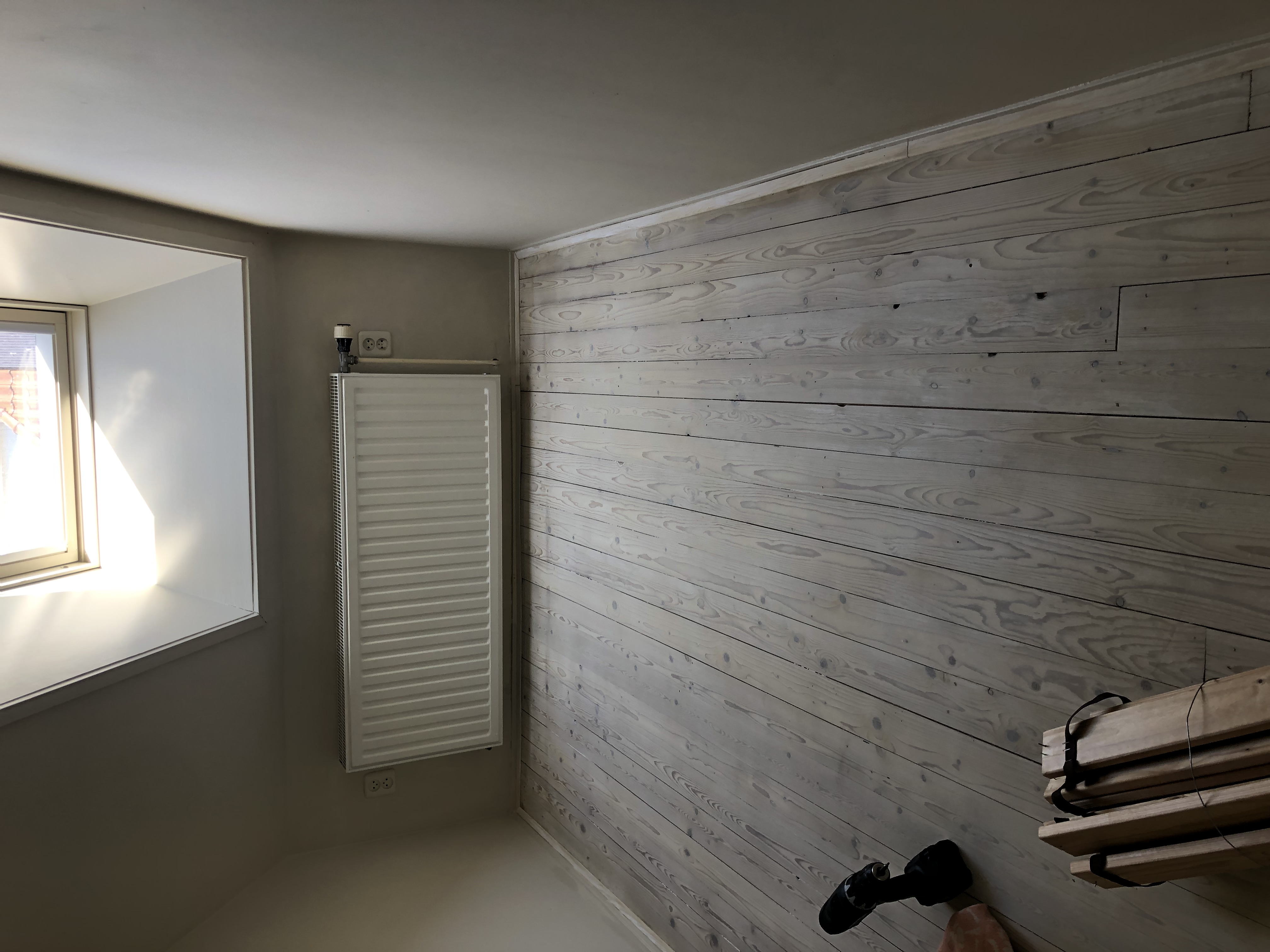 Oude grenen constructie vloer geschuurd, geloogd en woca wit geolied. Vloerrenovatie!