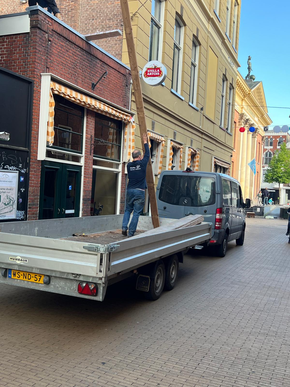 De planken die niet goed meer waren zijn verwijderd en nieuwe oude planken zijn gevonden en worden naar de zolder gebracht van het oude pand aan de vismarkt.