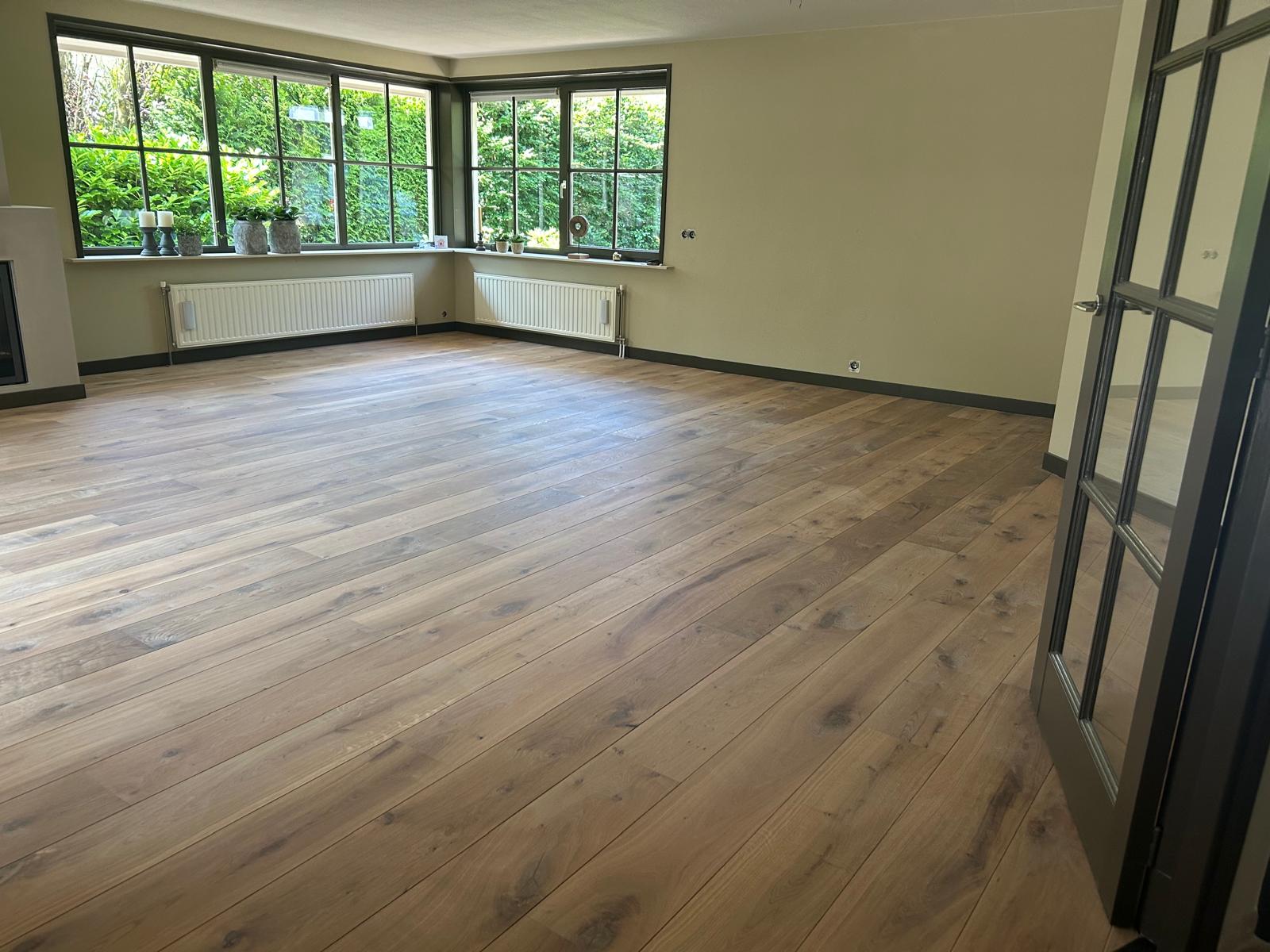 De planken zijn breed en in de grote kamer is dat goed passend.