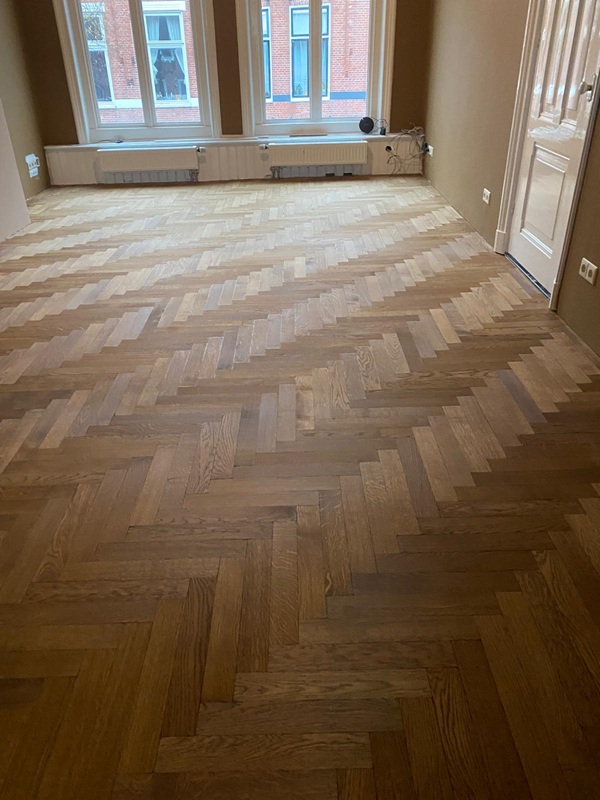 Eiken houten Elleboog motiefvloer gelegd in huis in Groningen. 