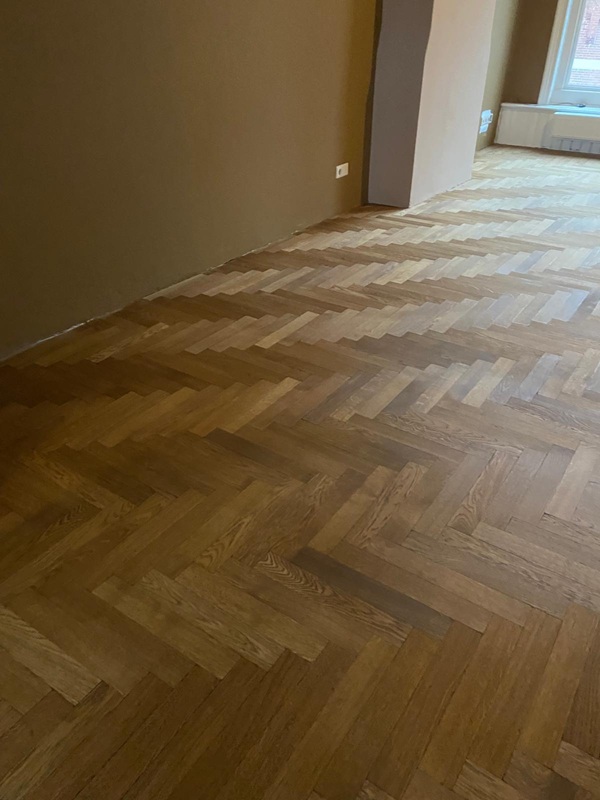 De elleboog is gebeits en geolied wat een zeer aangename sfeervolle kleur heeft bewerkstelligd.