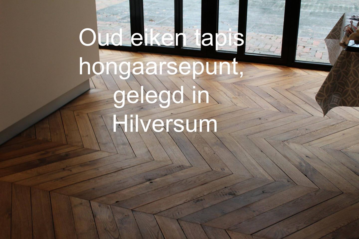 kleine donker gekleurde naadjes verraden dat het om een echte hergebruikte eiken parketstrook uit Frankrijk gaat