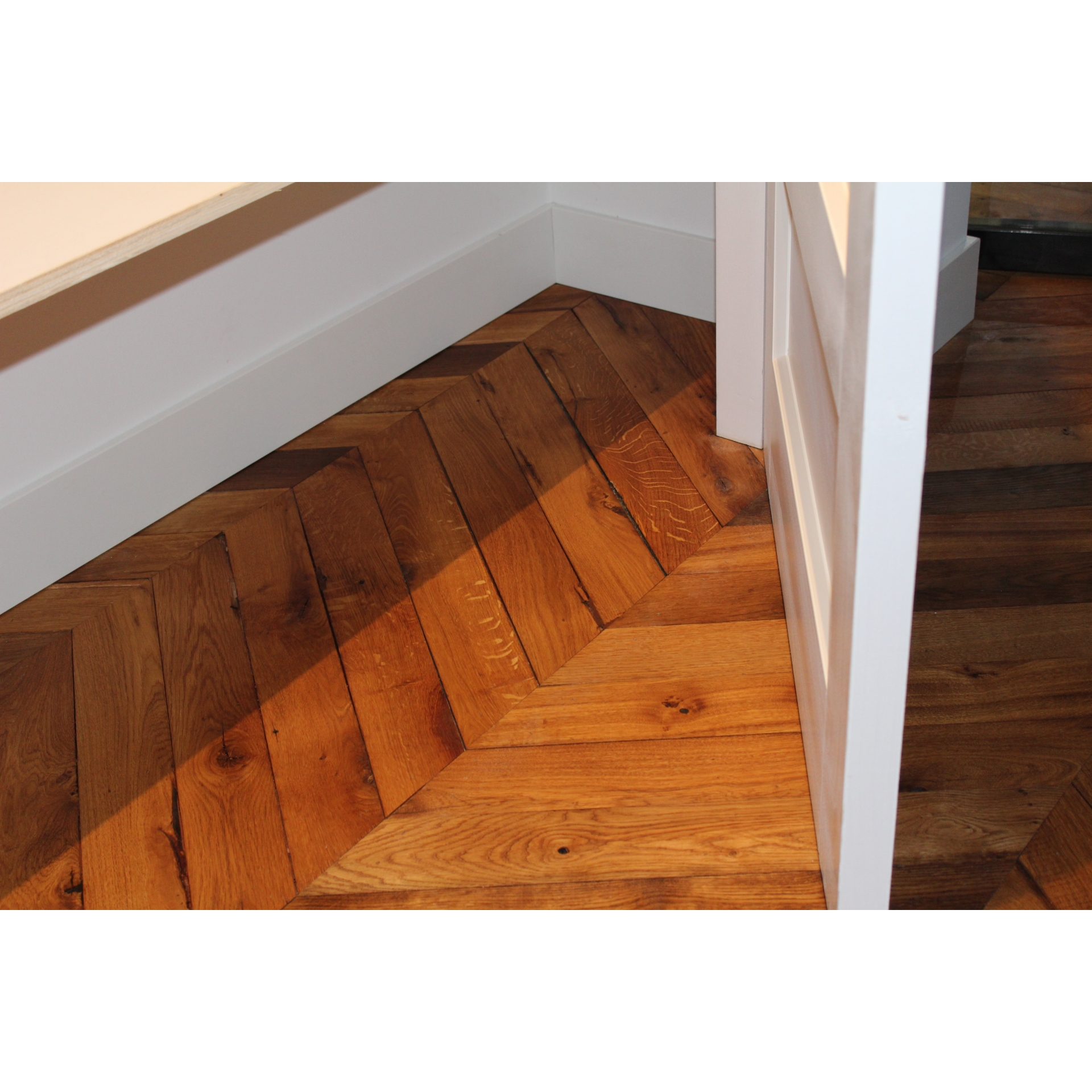 In Bussum hebben wij een oude eiken parketstrook herlegd in hongaarsepunt patroon