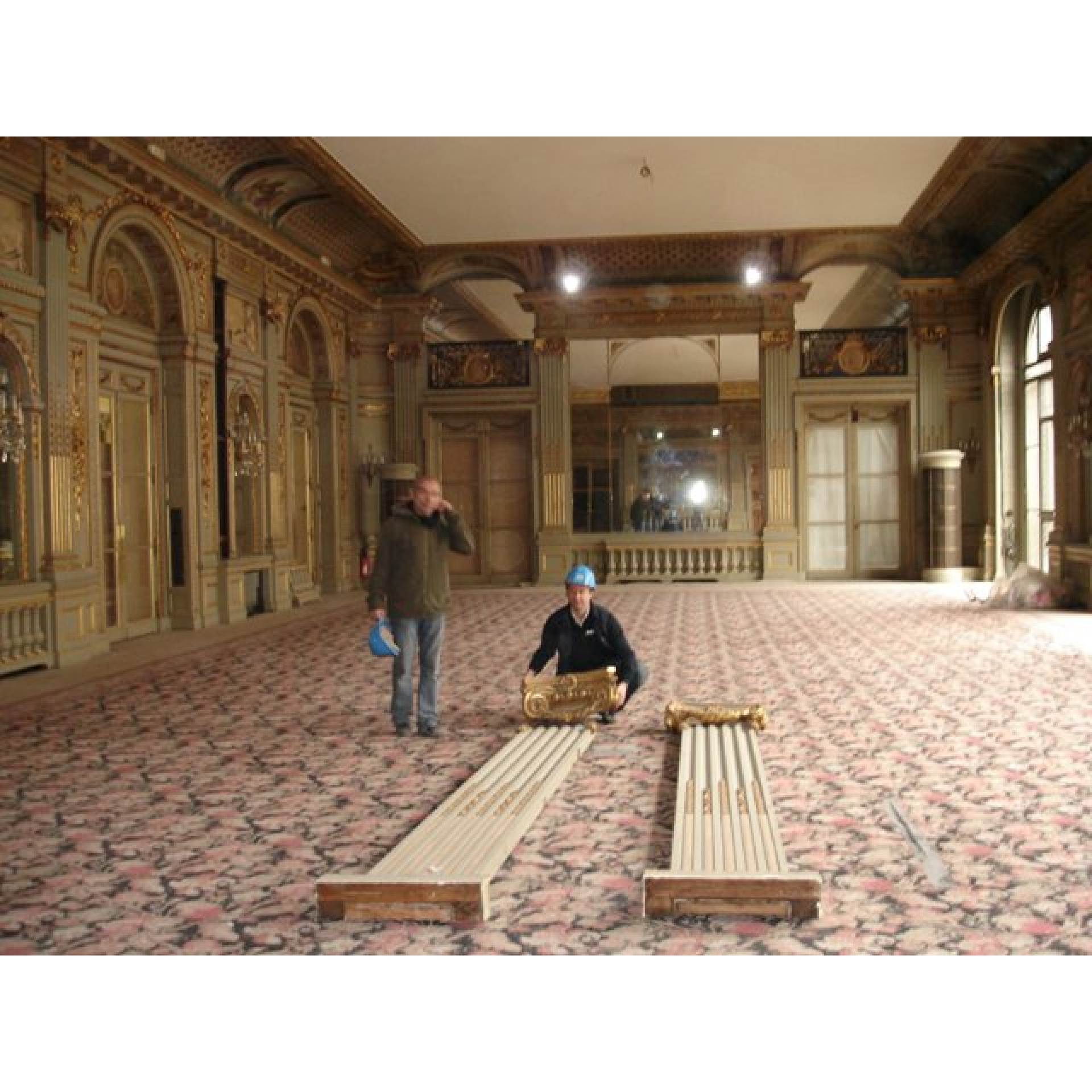 Op de begane grond bevind zich de ontvangst zaal.
