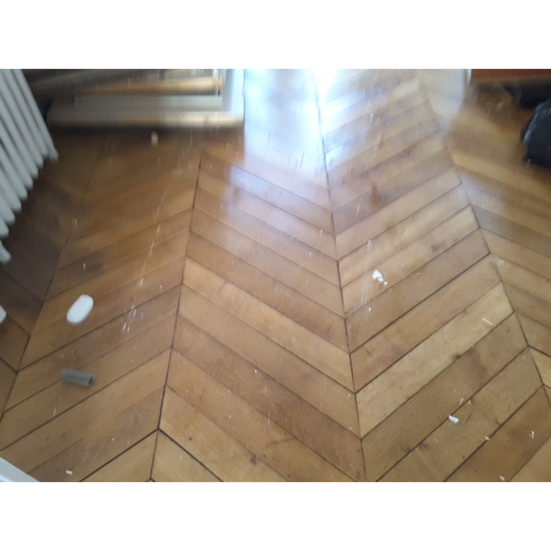 Duidelijk zichtbaar is dat de oude eiken stroken massief zijn. Massief mag niet gestopt worden.