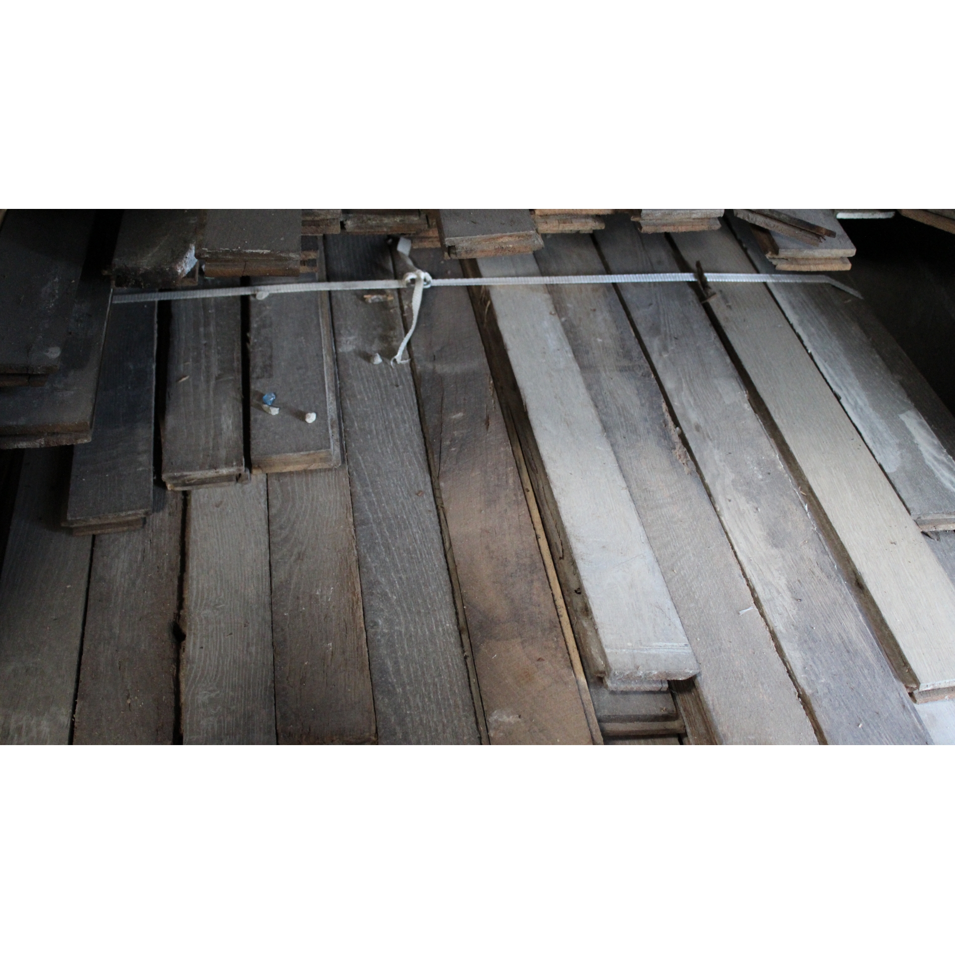 Pallet met oude parketstroken in de loods in Groningen