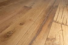 houttekening in eiken houten vloer