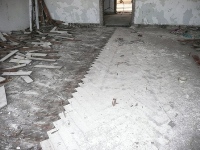 visgraat parketvloer wordt gesloopt uit gebouw in Frankrijk