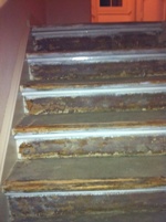 Strippen tapijt van houten trap voor traprenovatie