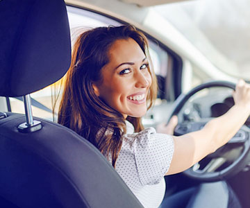 Vrouw die rijles heeft in Reeuwijk