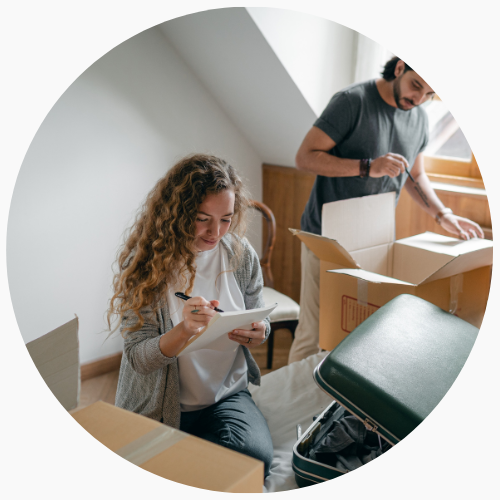 Ingepakte verhuisdozen bij nieuw huis kopen